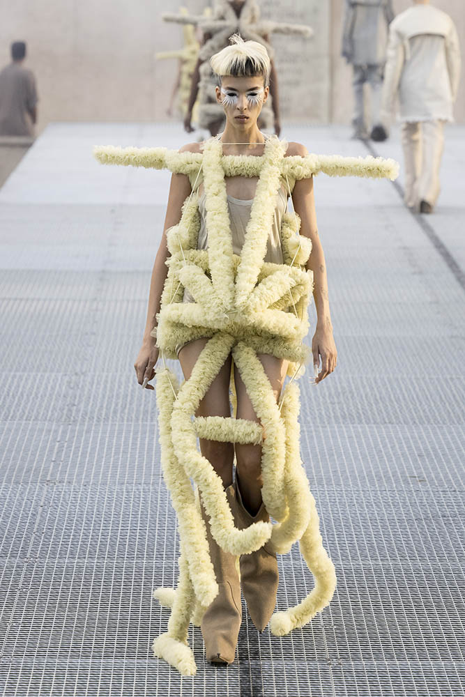 Model on the runway at the Rick Owens fashion show in Paris, Spring Summer 2027 Ready To Wear Fashion Week, Runway Look #043