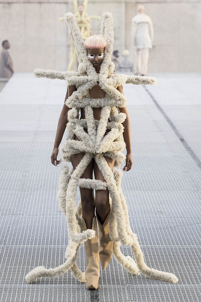 Model on the runway at the Rick Owens fashion show in Paris, Spring Summer 2027 Ready To Wear Fashion Week, Runway Look #044