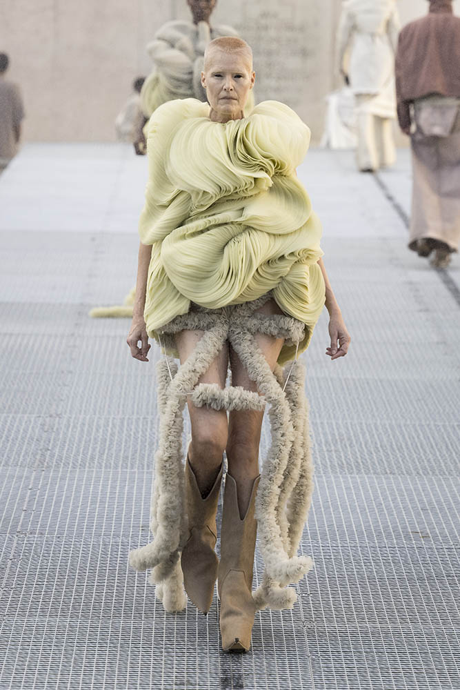 Model on the runway at the Rick Owens fashion show in Paris, Spring Summer 2027 Ready To Wear Fashion Week, Runway Look #047