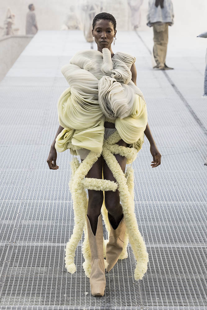Model on the runway at the Rick Owens fashion show in Paris, Spring Summer 2027 Ready To Wear Fashion Week, Runway Look #048