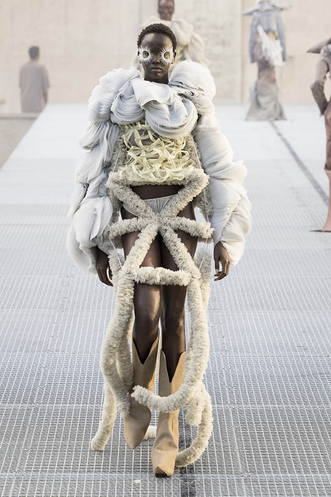 Model on the runway at the Rick Owens fashion show in Paris, Spring Summer 2027 Ready To Wear Fashion Week, Runway Look #049