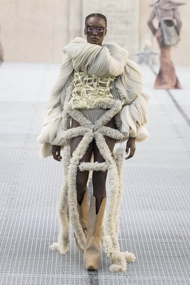 Model on the runway at the Rick Owens fashion show in Paris, Spring Summer 2027 Ready To Wear Fashion Week, Runway Look #050